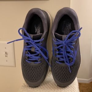 Brooks Dyad 10 Gray Sneakers with Blue Trim Great Padding Size Women’s 8.5M